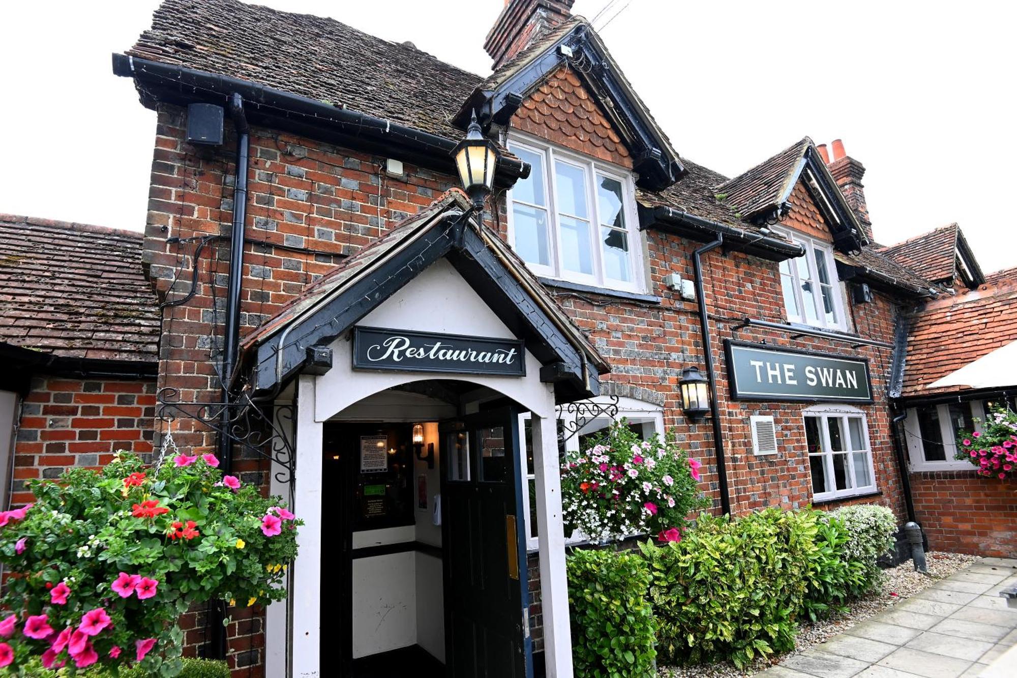 Swan, Thatcham By Marston'S Inns Exterior photo